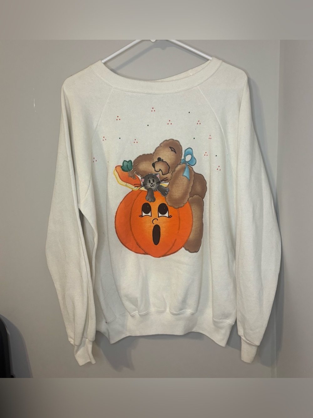 90s Hanes White Crewneck Sweatshirt w/Orange Pumpkin and Brown Bear Graphic